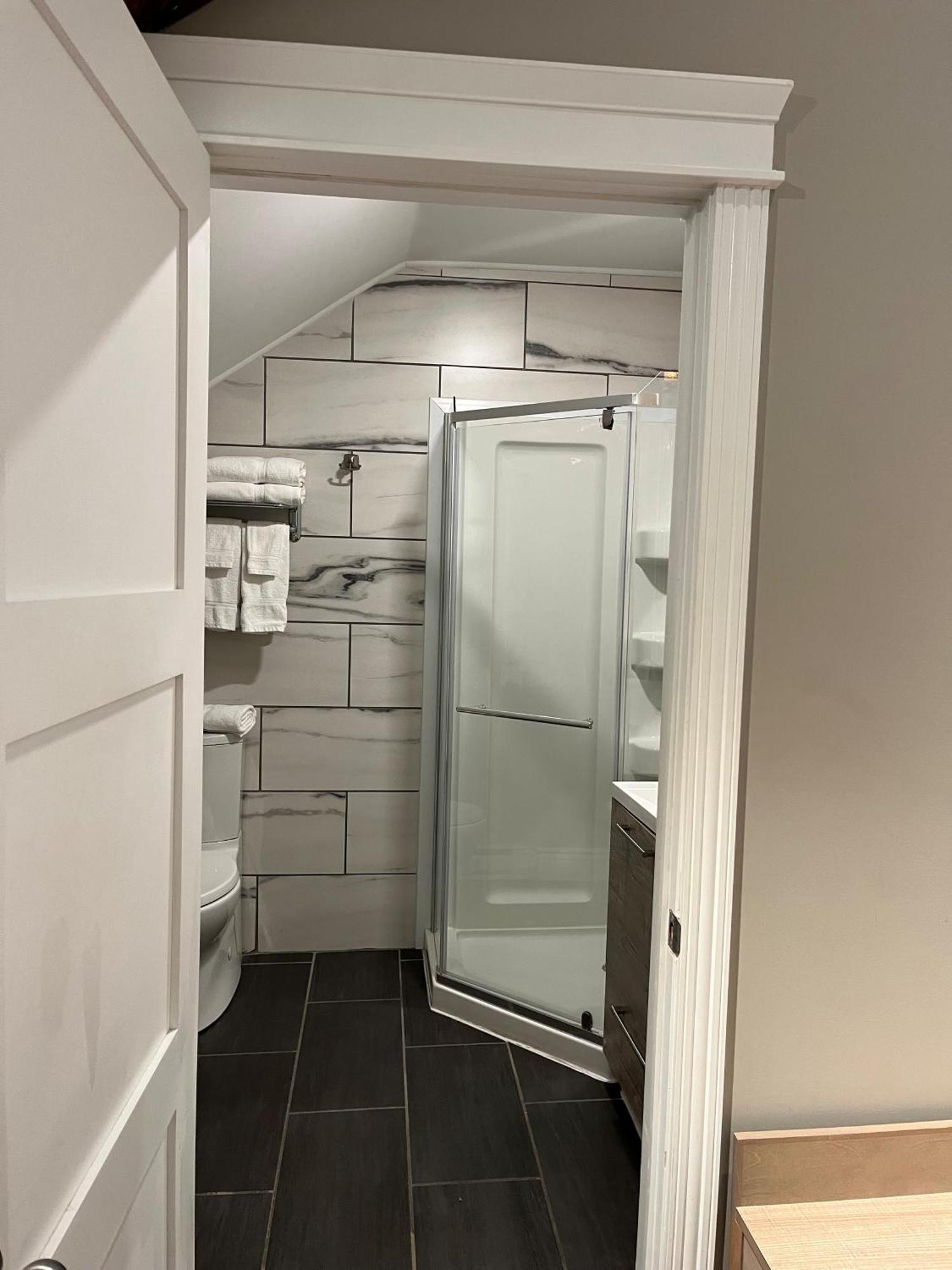 Colonial Hotel & Suites Гранд Бенд Екстериор снимка