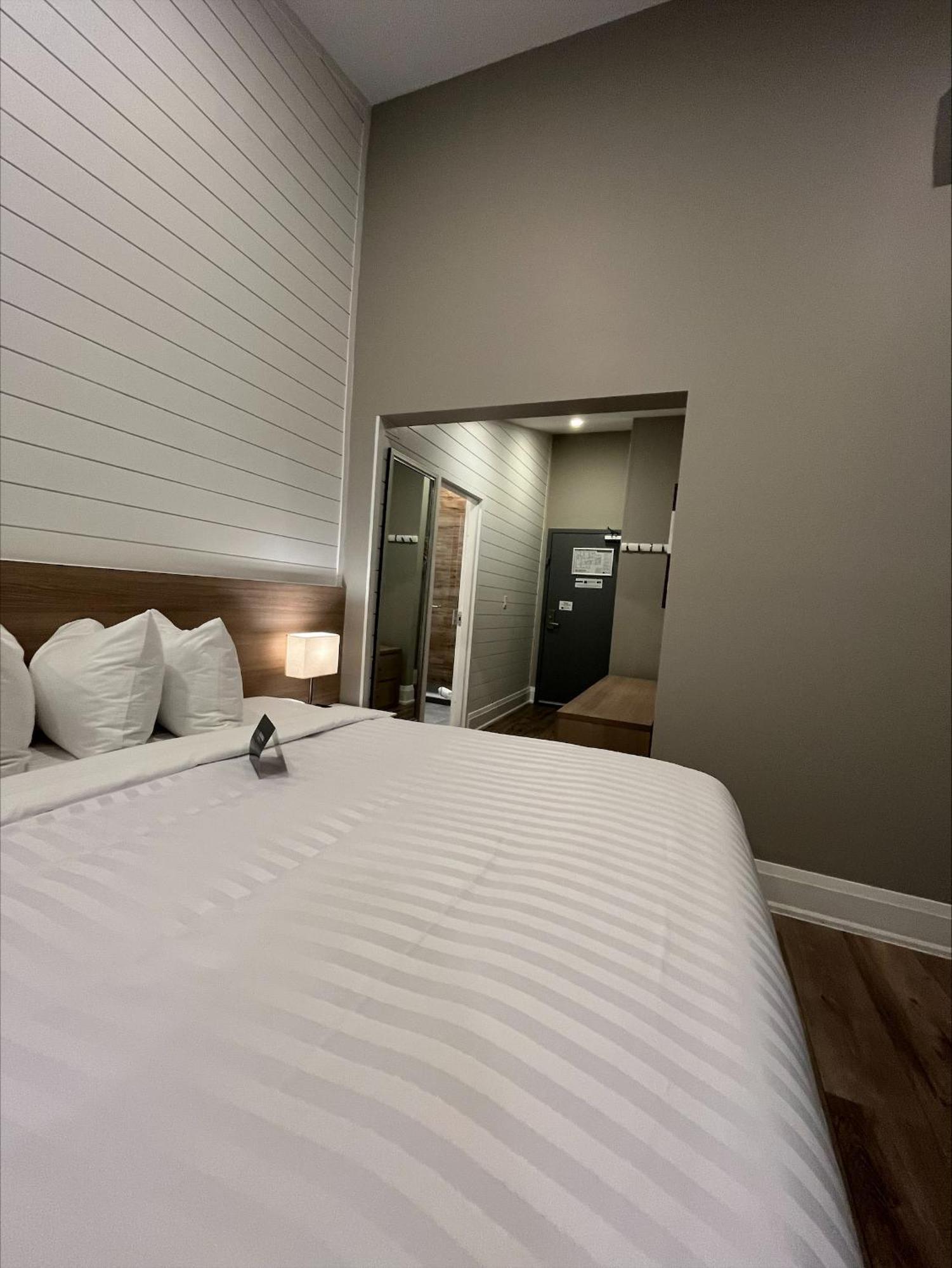Colonial Hotel & Suites Гранд Бенд Екстериор снимка